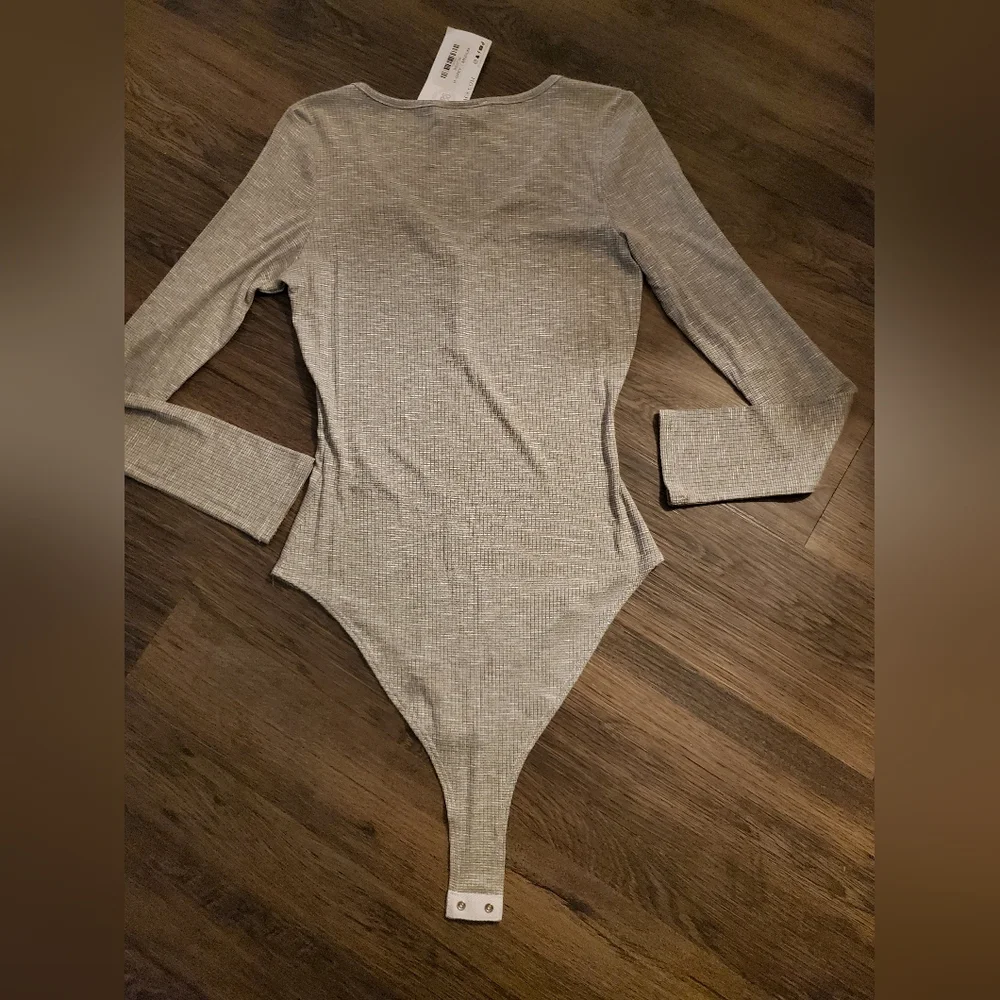 A&G Henley Bodysuit Size Medium NWT - Picture 2 of 7
